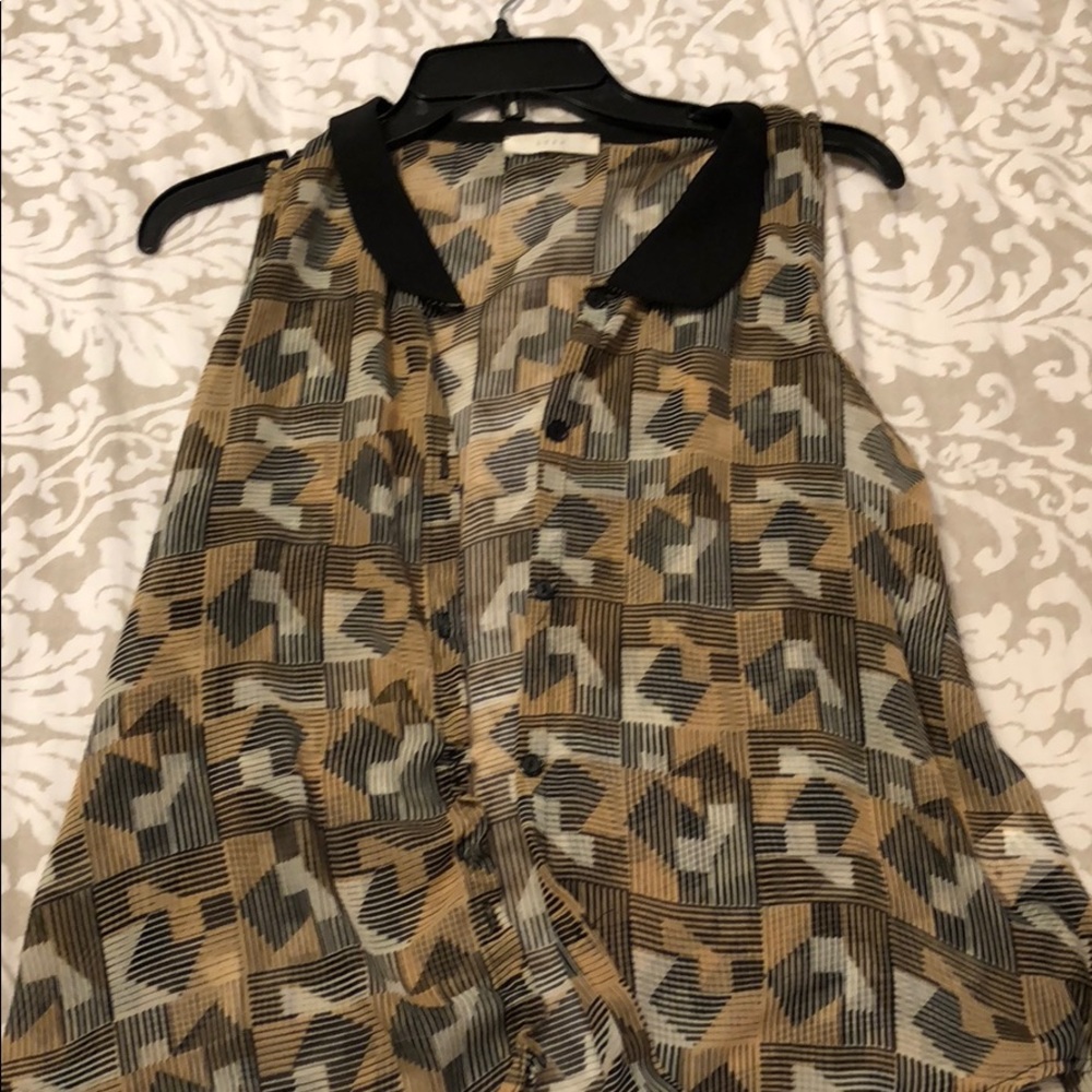 Beautiful top, with no lining, great for going out